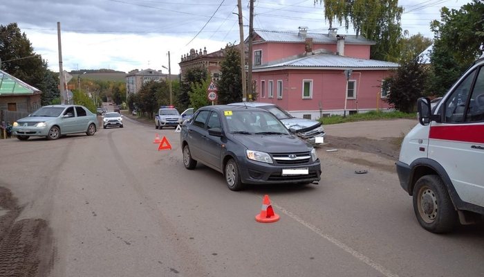 В Кировской области столкнулись две легковушки: пострадал ребёнок