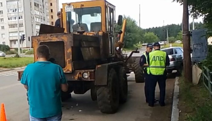 В Кирово-Чепецке трактор протаранил две машины и светофор