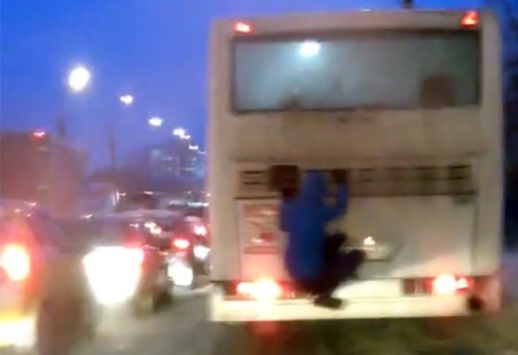 В Кирове во время пробки  молодой человек прокатился, зацепившись за автобус