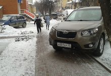 Сугробы растаяли, а автомобилисты облюбовали газоны