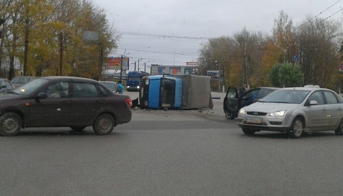 На Октябрьском проспекте в Кирове перевернулась «Газель»: пострадал водитель