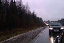 Вереница автомобилей провожает убитого таксиста в последний путь