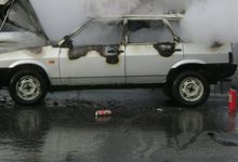 Во дворе дома на Кольцова горит машина