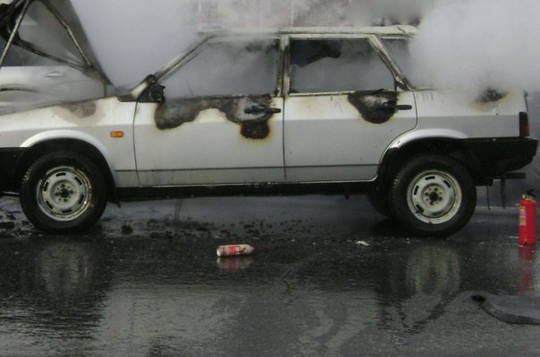 Во дворе дома на Кольцова горит машина