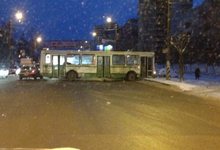 Из-за наледи на Ленина развернуло автобус