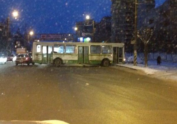 Из-за наледи на Ленина развернуло автобус
