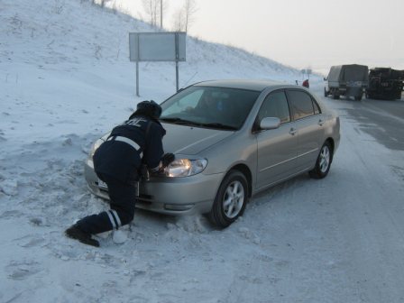 ГИБДД спасают автомобилистов из снежных заносов