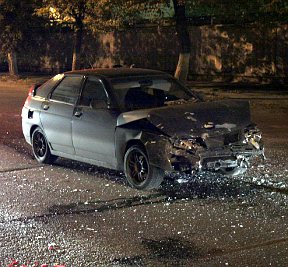 ДТП: после столкновения автомобиль Mitsubishi зажало между деревом и столбом