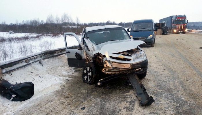 На трассе «Вятка» Шевроле-Нива врезалась в грузовик: пострадала женщина