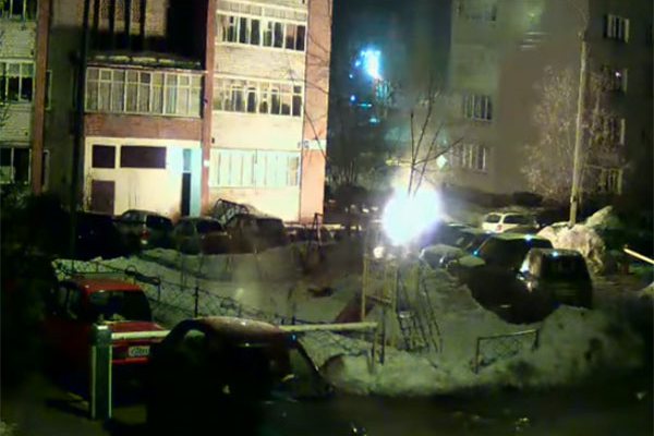 Видео: автомобили на парковке в Кирове подожгли?