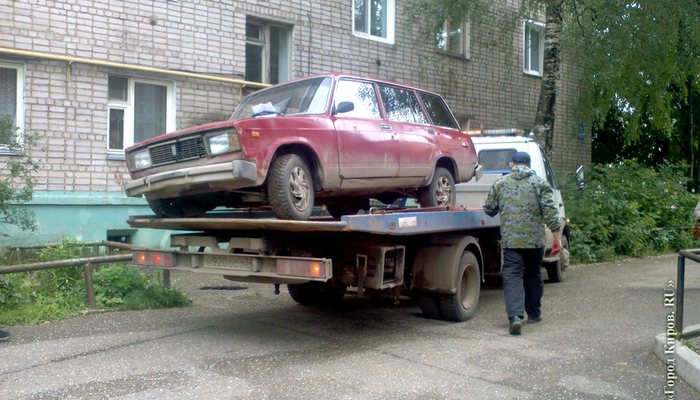 В Кирове автоинспекторы эвакуируют неправильно припаркованные авто