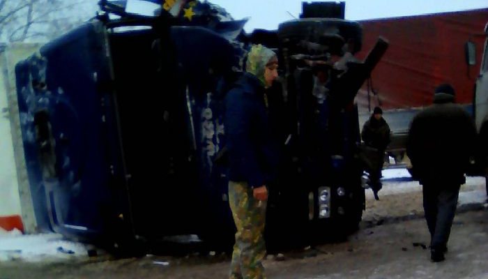На кировской трассе опрокинулась фура: движение временно парализовало