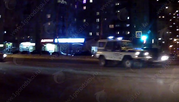 Полицейский УАЗ протаранил иномарку на Ленина