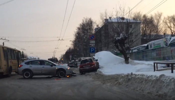 ДТП на Воровского: одна из машин «влетела» в сугроб