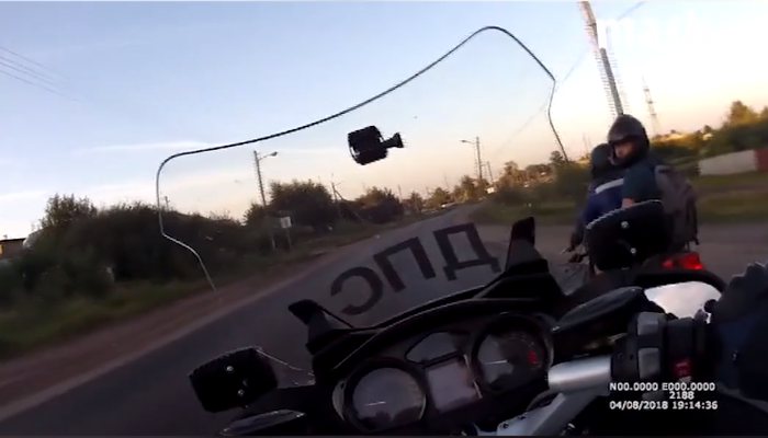 Двое подростков на мотоцикле без номеров удирали от сотрудника ГИБДД