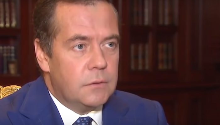 Медведев пообещал усилить ответственность  за нарушение ПДД
