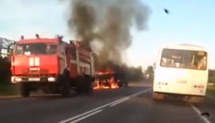 В сети появилось видео с горящим на трассе «Камазом» возле деревни Осинцы