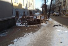 Ни пройти, ни проехать: тротуар раскопан — пешеходы идут по проезжей части