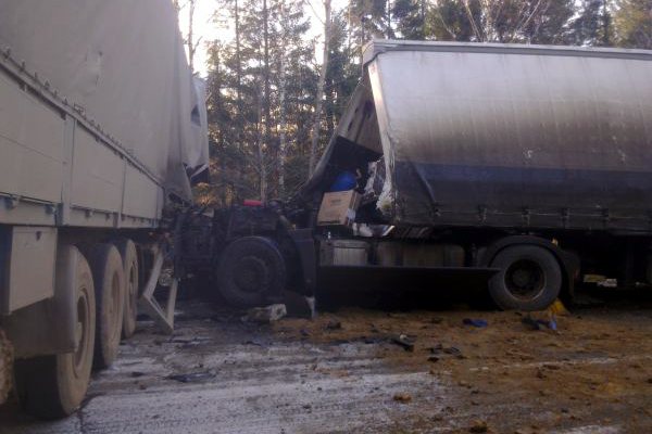 ДТП. В Омутнинском районе столкнулись два грузовика