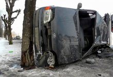 Водитель разбил автомобиль и скрылся с места аварии