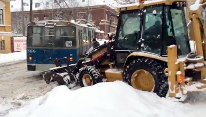 В Кирове уборщик снега спас увязнувший троллейбус и зацепил иномарку
