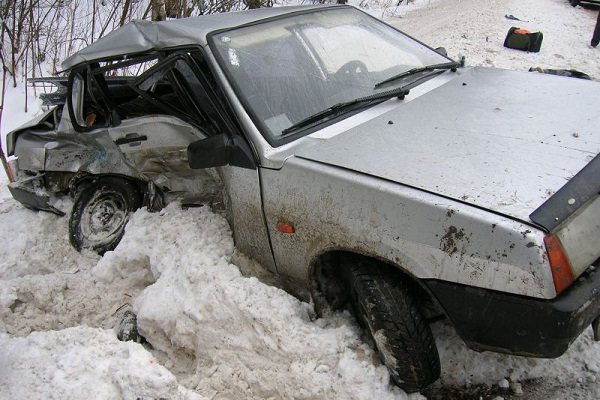В Кировской области автомобилист на «Ниссане» сбил водителя, просившего о помощи