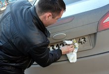Что дешевле: заплатить штраф, вымыть машину или протереть номер?