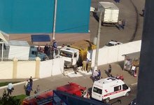 Грузовик снес бетонную стену Молокозовода