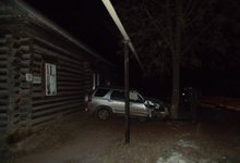 В Уржуме спасатели вырезали водителя из машины, влетевшей в дерево