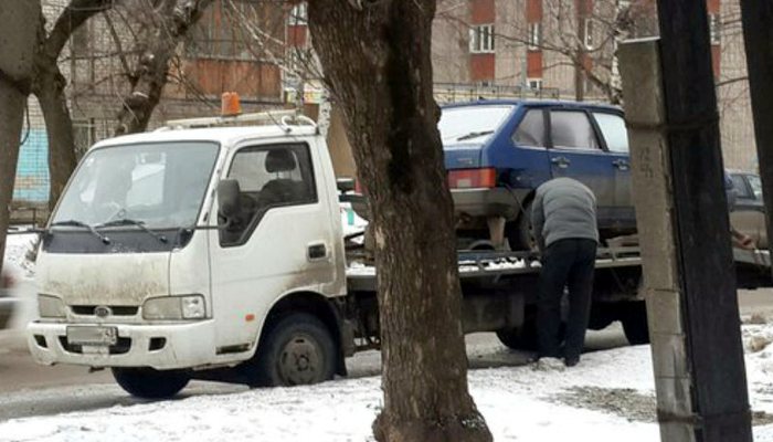 Водитель эвакуатора в Кирове слил бензин из неверно припаркованной машины