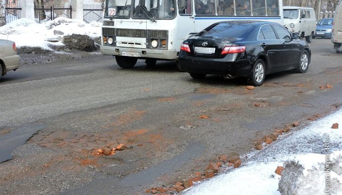 Ремонт на Романа Ердякова: кирпичи из ям разлетаются по всей дороге
