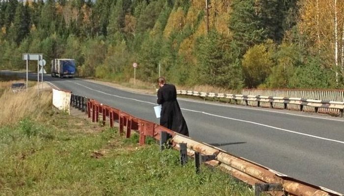 Батюшка освятил аварийную трассу Киров-Пермь