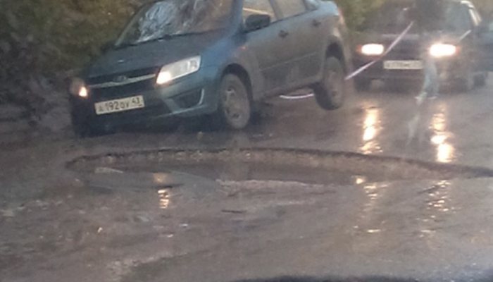 На улице Комсомольской в одну из многочисленных ям провалилась  машина