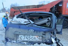 В Нововятске КамАЗ забросил «Ладу» в сугроб 