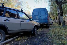 Правила благоустройства: почему автомобили оставляют на газоне?