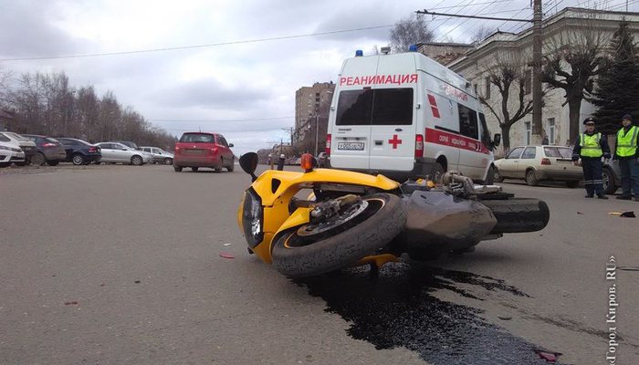 На Октябрьском проспекте мотоцикл врезался в «Калину»
