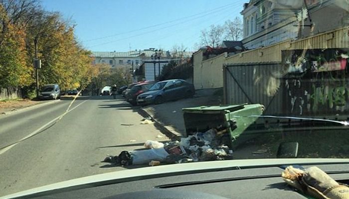 На Герцена мусорный бак с содержимым мешает автовладельцам