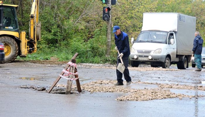 Дождались: в Кирове начали ремонтировать дорогу на улице Кольцова