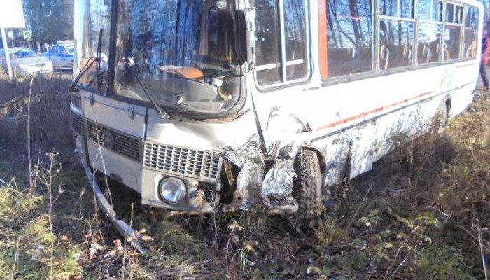 В Слободском районе автомобиль «БМВ» врезался в «ПАЗик»