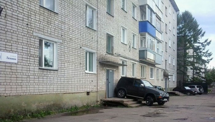 В Чепецке водитель «Форда» устроил ДТП, а потом «припарковался» на крыльце дома