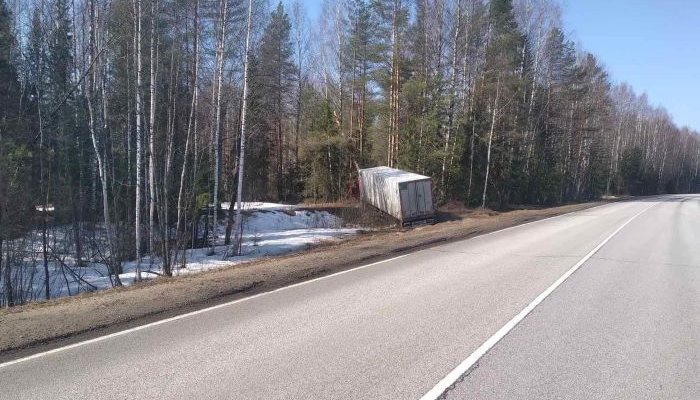 В Кировской области на трассе разбился насмерть водитель грузовика