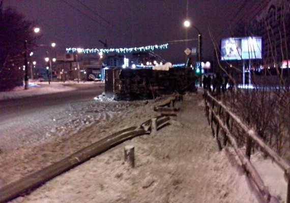 На Московской перевернулся КАМАЗ со снегом