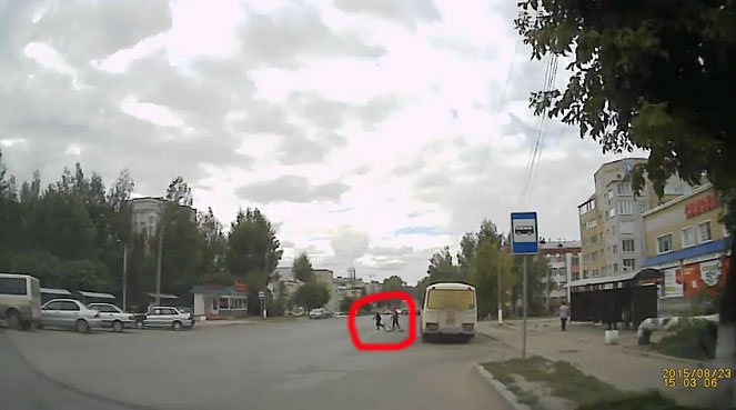 В Нововятске велосипедист перелетел через руль, врезавшись в пешехода 