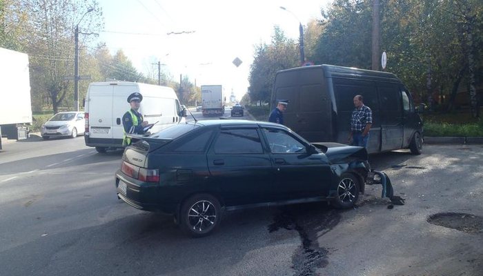 Женщина и двое детей пострадали в ДТП на Ломоносова