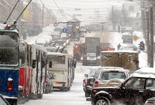 Из-за снегопада на улице Ленина застрял грузовик