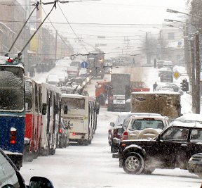 Из-за снегопада на улице Ленина застрял грузовик