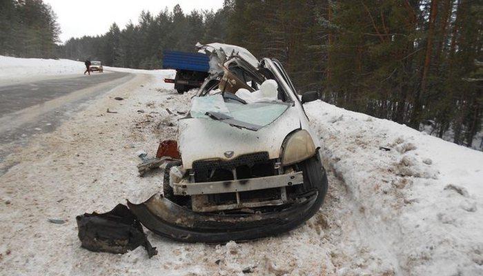 В Кировской области «Тойота» врезалась в КамАЗ: погибла девушка