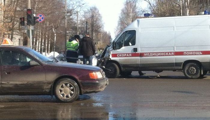 В Кирове машина «Скорой помощи» попала в ДТП