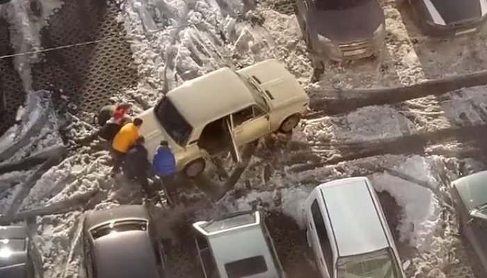 Пятеро молодых кировчан переставили автомобиль, чтобы выехать с парковки