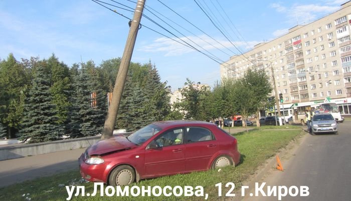 В Кирове пенсионерка на «Лачетти» влетела в столб: есть двое пострадавших